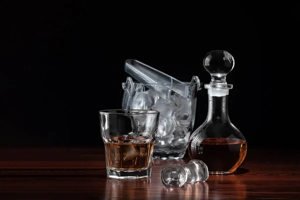 Kristály Decanter Vagy Kancsó Whisky Üveg Alkoholos Itallal Jeges Vödör Stock Kép