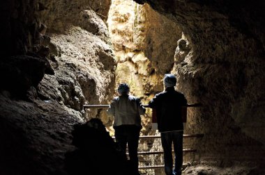 Hafif bir olaya bakan Cueva del Viento ziyaretçileri