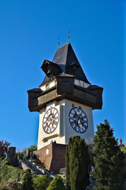 Graz 'ın tarihi saat kulesi, şehrin simgesi.