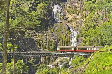 Kuranda manzaralı demiryolu rayları sarıyor.