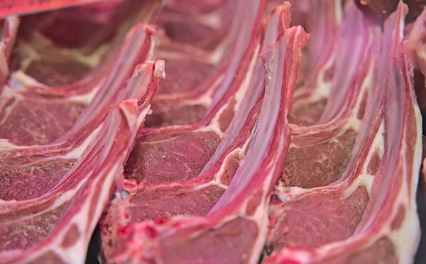 Raw lamb chops stacked at a market display — Stock Photo, Image