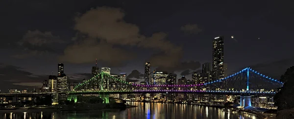 The skyline of Brisbane and the Story Bridge — Stock Photo, Image