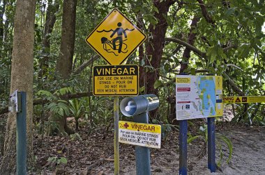 İğne uyarı işareti ve Cape Tribution yakınlarında tavsiye