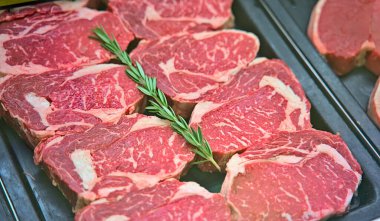 Melbourne 'daki Queen Victoria pazarında Rosmary' li domuz pastırması.