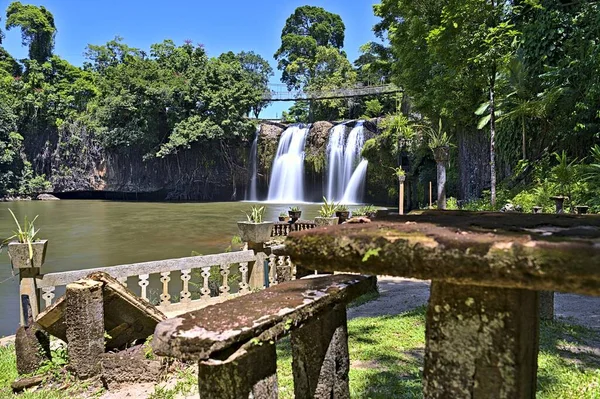 Vodní Stěna Paronella Park Slunečného Dne Stolem Vpředu — Stock fotografie