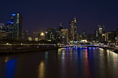 Melbourne 'un ufuk çizgisi ve Yarra Nehri gece vakti
