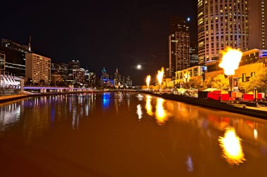 Melbourne 'un ufuk çizgisi ve Yarra nehri gece vakti. Kanlı Ay olayı ve Formula 1 hazırlığı vardı.