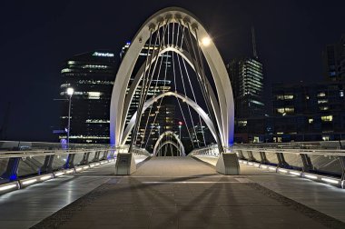 Melbourne 'daki Denizciler Köprüsü' nde gece yayalar olmadan