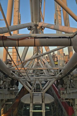 Melbourne Yıldızı, gece yarısı ve altın saat boyunca bir kulübenin manzarasından