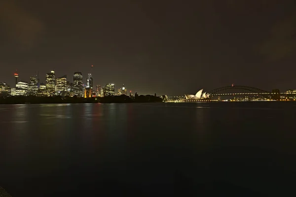 Сидней Мостом Харбор Бридж Оперным Театром Госпожи Маккуори Ночное Время — стоковое фото
