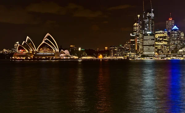 Сиднейский Оперный Театр Ночью Мыса Милсонс Заднем Плане — стоковое фото