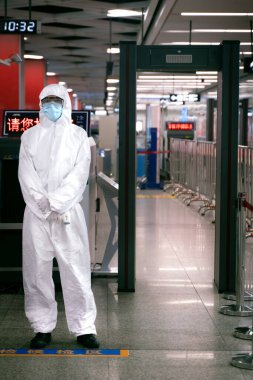 Coronavirus ve bagaj kontrol noktası metronun girişinde..