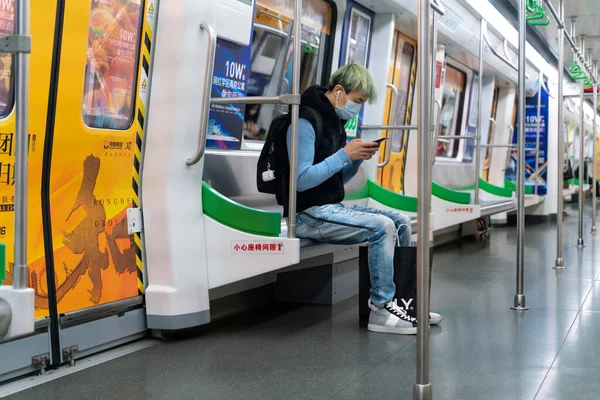 Hombre Sentado Tren Con Máscara Por Coronavirus —  Fotos de Stock