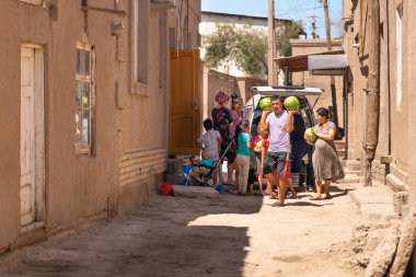 Khiva / Özbekistan-21.04.2020: Arabadan karpuz taşıyan Özbek ailesi ve insan
