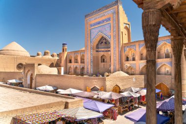 Khiva 'daki ünlü pazar caddesinin manzarası.