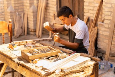 Khiva / Özbekistan: 08.20.2019 - Genç ahşap ustaları