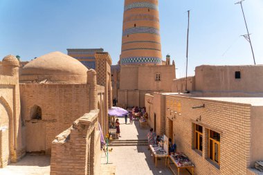 Khiva / Özbekistan: 08.20.2019-Khiva 'daki ünlü pazar caddesinin manzarası