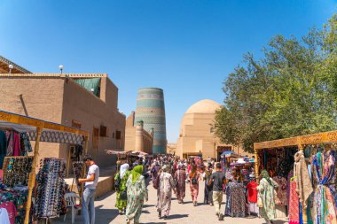 Khiva / Özbekistan: 08.20.2019-Khiva 'daki ünlü pazar caddesinin manzarası