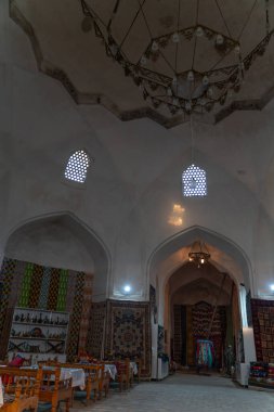 Buhara 'daki eski halı pazarı.