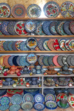 Buhara 'da geleneksel Özbekistan yemekleri olan Özbek pazarı