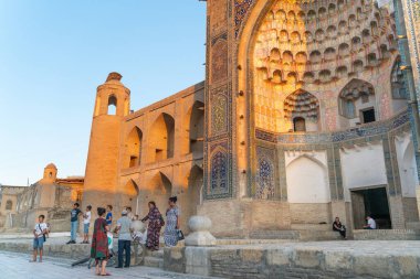 Buhara / Özbekistan-24.04.2020: Abdülaziz Khan Madrassah 'ın Buhara' daki ana girişi