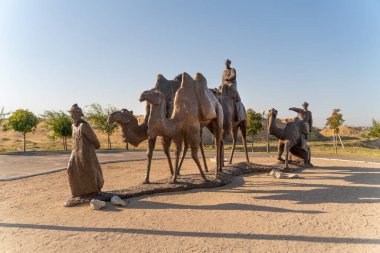 Özbekistan, Semerkant 'taki eski bronz deve kervanı.