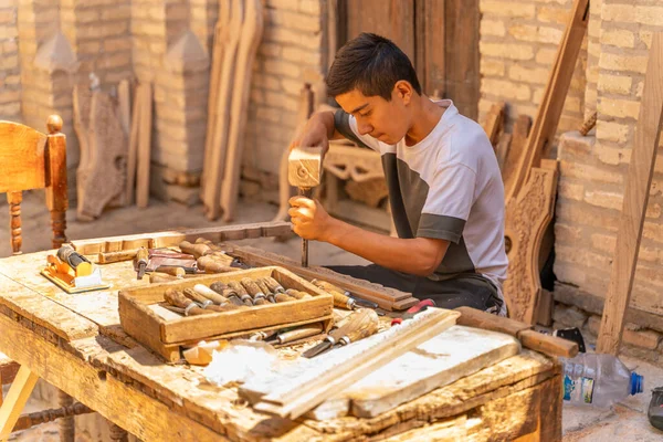 Khiva Uzbekistan 2019 Young Wood Masters Work — Stock Photo, Image