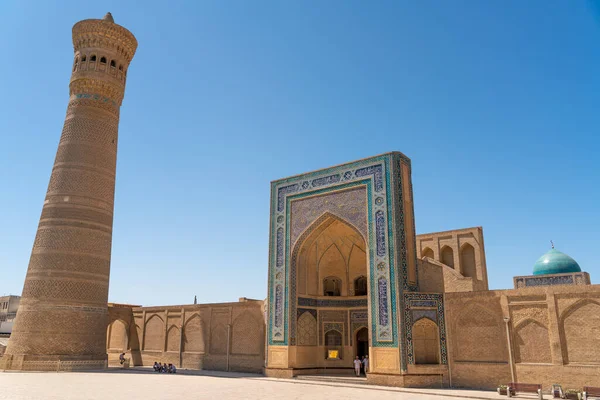 ウズベキスタンのブハラにあるMinorai KalonとMir Arab Madrasasi — ストック写真