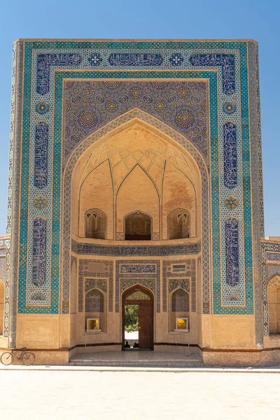 ウズベキスタンのブハラにあるミール アラブ マドラサの正門 — ストック写真