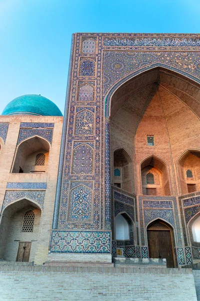 Pintu Masuk Dan Gerbang Madrasah Arab Mir Bukhara — Stok Foto