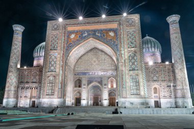 Semerkant, Özbekistan 'daki Registon Meydanı' nda Tillya Kori Madrasah ve Ulugbek medrasasi ve Sherdor Madrasa