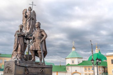 Aziz Peter ve Murom 'lu Fevronia anıtı. Çeviri: Murom 'lu Aziz Peter ve Fevronia' ya