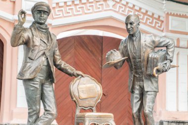 Cheboksary / Russia -03.05.20: Cheboksary 'deki 12 sandalye anıtı. Tercümesi: Kisa! Elmas aramasını bitirelim ve Cheboksary nüfusunu arttırmaya başlayalım.!