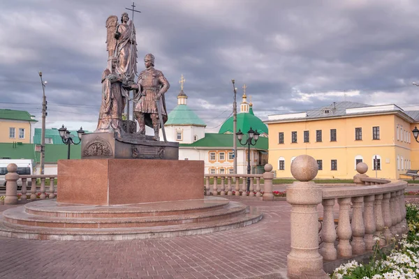 Cheboksary Russia 聖ペテロとムロムのフェヴロニアへの記念碑 聖人へピーターと博物館のフロニア — ストック写真
