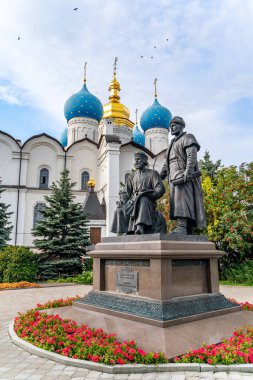 Kazan Kremlin İnşaat Anıtı. Çeviri: Kazan Kremlin 'in mimarlarına