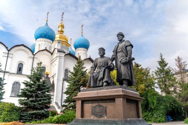 Kazan Kremlin İnşaat Anıtı. Çeviri: Kazan Kremlin 'in mimarlarına