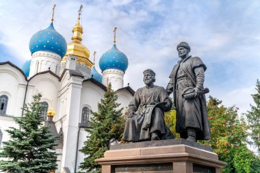Kazan Kremlin İnşaat Anıtı. Çeviri: Kazan Kremlin 'in mimarlarına