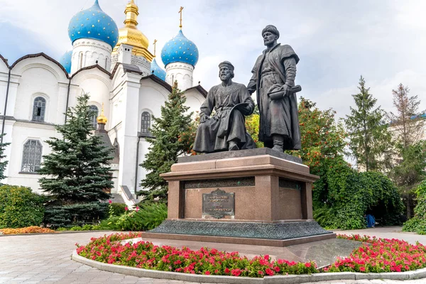 Kazan Kremlin İnşaat Anıtı. Çeviri: Kazan Kremlin 'in mimarlarına