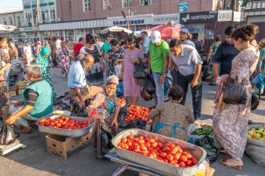 Khujand / Tacikistan-05.18.2020: Tacikistan 'daki geleneksel Tacik pazarında meyve ve sebze dolu tezgahların manzarası