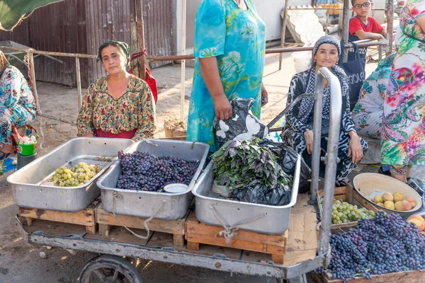Khujand Tadżykistan 2020 Widok Straganów Pełnych Owoców Warzyw Tradycyjnym Bazarze — Zdjęcie stockowe