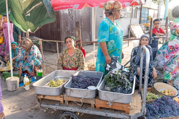 Khujand Tadżykistan 2020 Widok Straganów Pełnych Owoców Warzyw Tradycyjnym Bazarze — Zdjęcie stockowe
