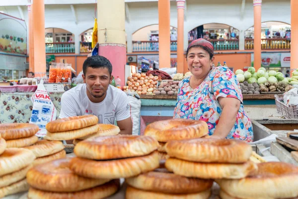 Khujand Tadżykistan 2020 Widok Straganu Pełnego Tradycyjnego Chleba Pszennego Tajik — Zdjęcie stockowe