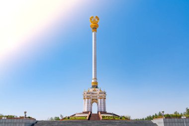 Tacikistan 'ın başkenti Dushanbe' deki Rudaki Parkı içindeki Bağımsızlık Anıtı.