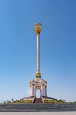 Tacikistan 'ın başkenti Dushanbe' deki Rudaki Parkı içindeki Bağımsızlık Anıtı.