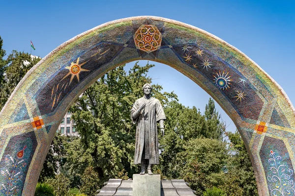 Памятник Рудаки Парке Рудаки Душанбе — стоковое фото