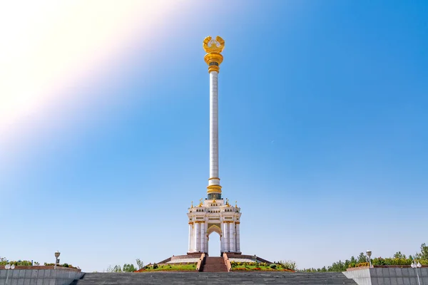 Monumento All Indipendenza All Interno Del Parco Rudaki Nella Capitale — Foto Stock