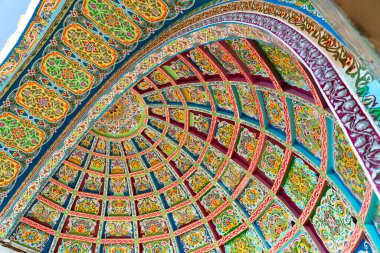 Eski Sovyet tarihi merkez pazarı Panjshanbe Bozor 'un ana girişi ve Tacikistan' daki Khujand 'ın tavanında güzel bir süsleme.