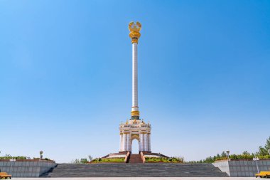Tacikistan 'ın başkenti Dushanbe' deki Rudaki Parkı içindeki Bağımsızlık Anıtı.