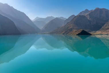 Tacikistan 'daki İskanderkul Gölü ve Fann Dağları manzarası