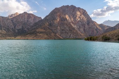 Tacikistan 'daki İskanderkul Gölü ve Fann Dağları manzarası